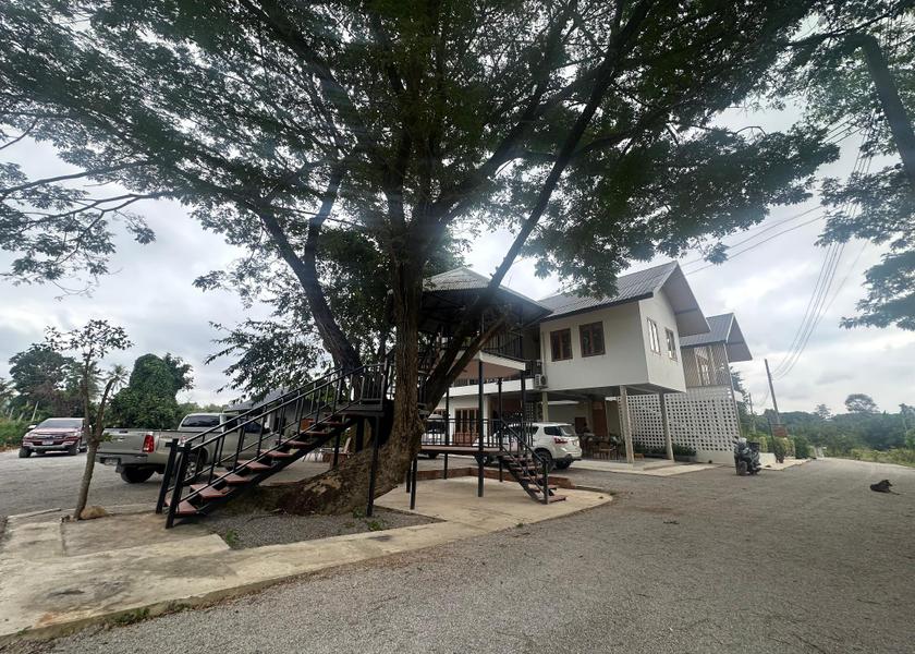 Phetchaburi Province Nong Ya Plong Exterior view