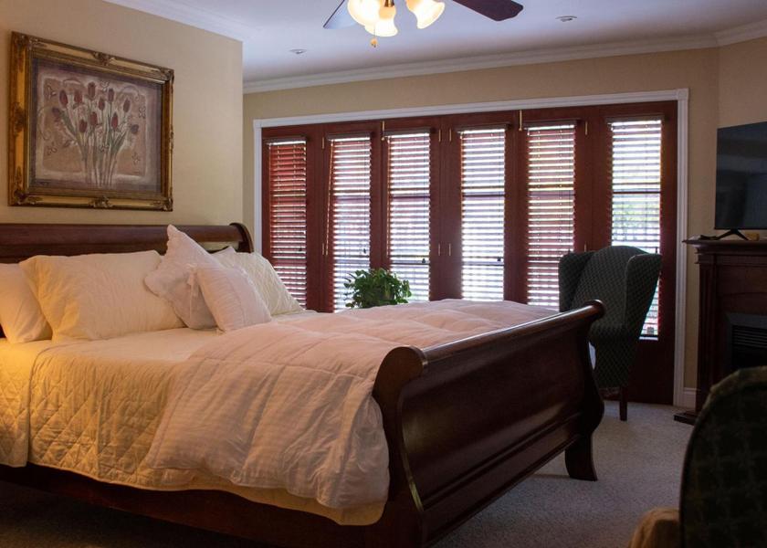 Ontario Niagara-on-the-Lake Superior King Room