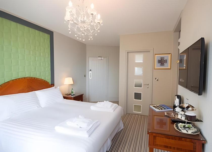 England Bexhill-on-Sea King-Standard-Ensuite with Shower-Partial sea view-Room 2