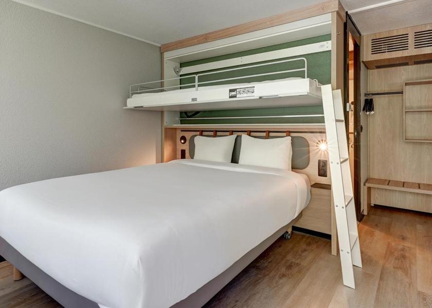 Normandy Cerise Standard Room - 1 Queen Bed 1 Bunk Bed