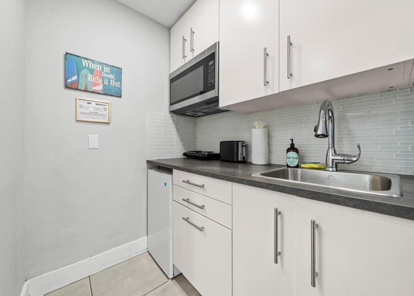 Florida Fort Lauderdale Deluxe One Bedroom Queen with Patio and Kitchenette