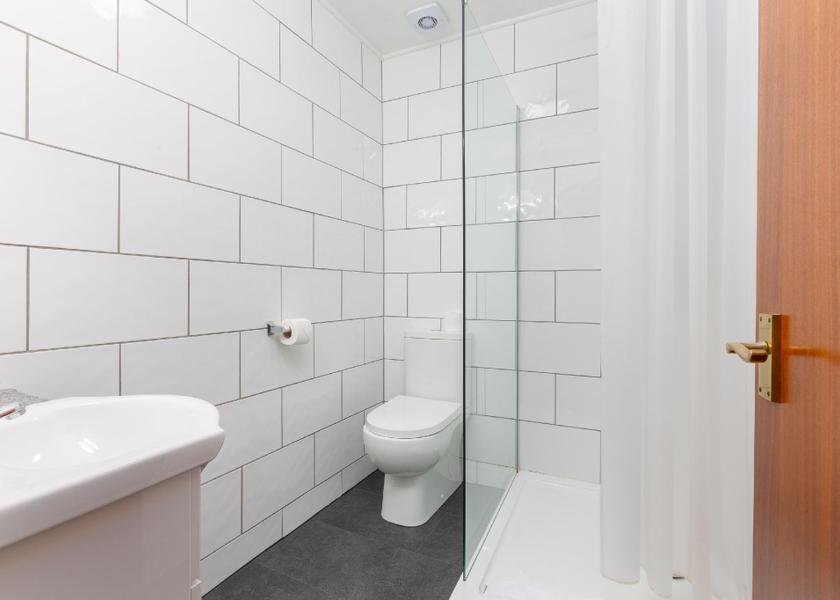 England Barrow-in-Furness Family room-Deluxe-Ensuite with Shower-Street View