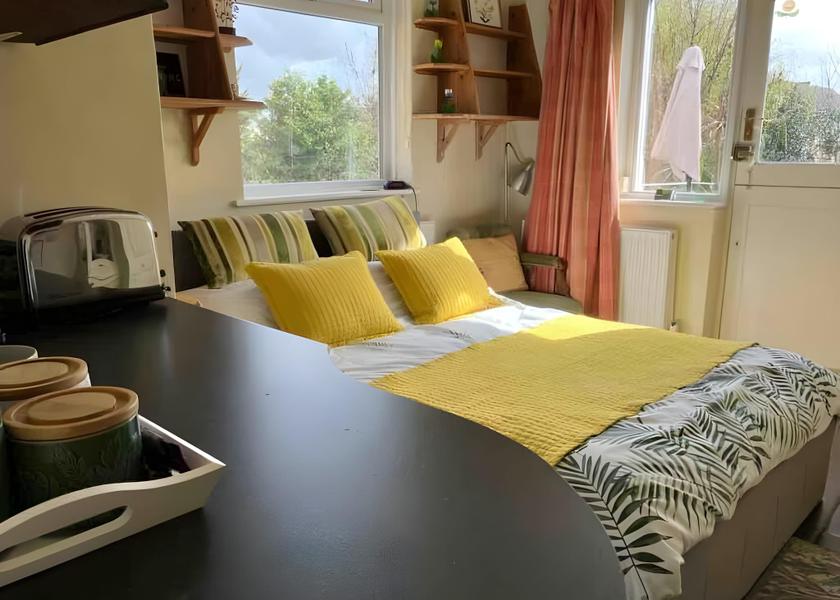 England Westcliff-on-Sea Entire Studio with Private Parking and Balcony