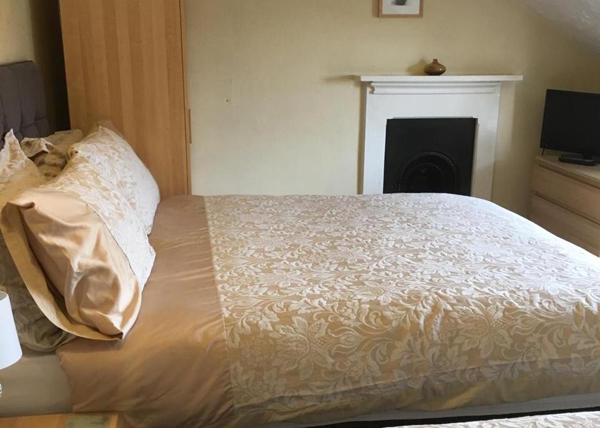 England Aylesbury Triple Room with Private Bathroom
