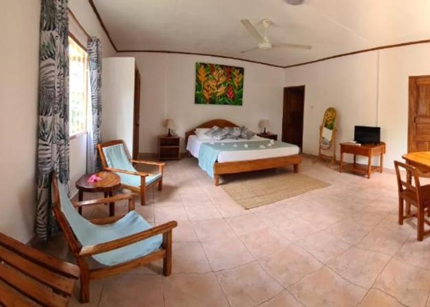  Praslin Island 