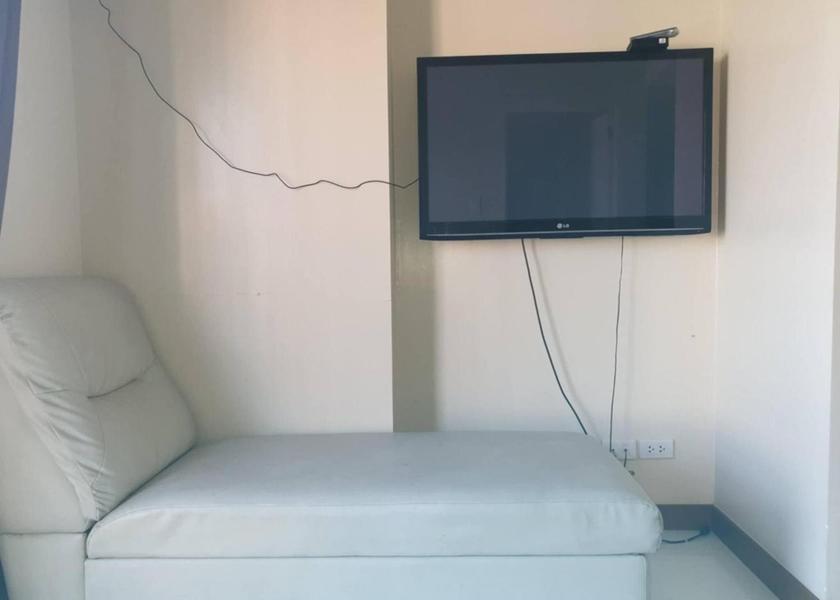  Quezon City Shared lounge/TV area