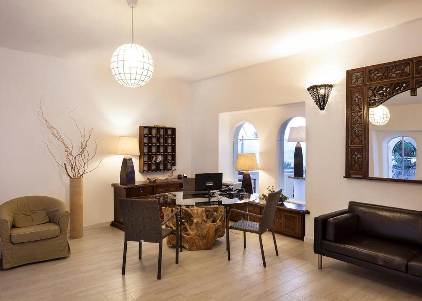 Campania Serrara Fontana Shared lounge/TV area