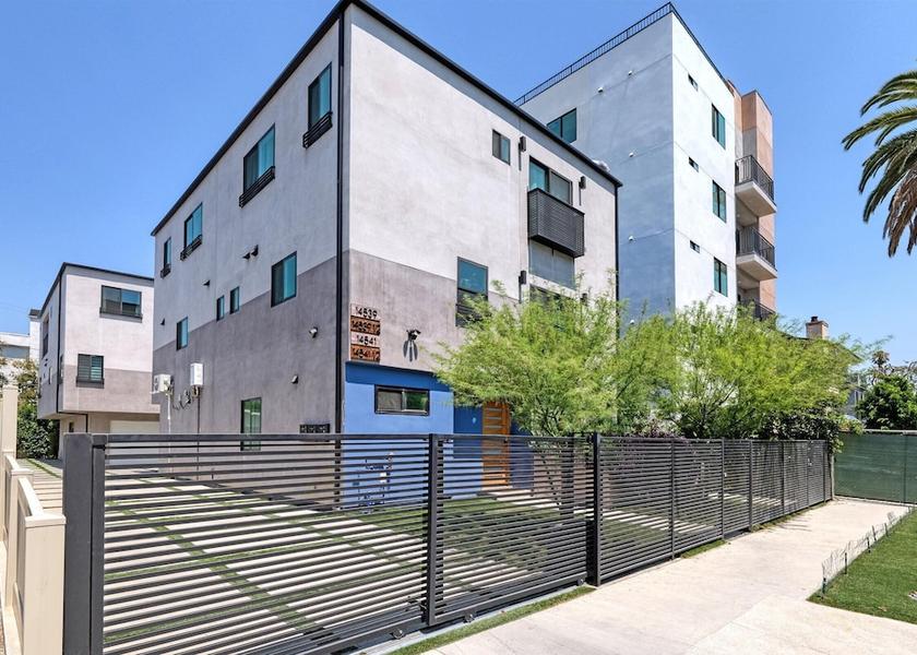 California Van Nuys Front of property