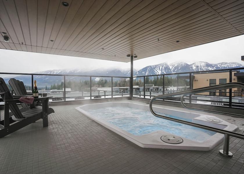 British Columbia Revelstoke Outdoor spa tub