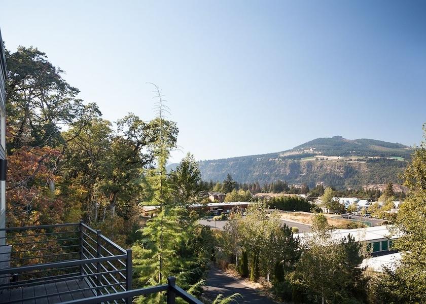 Oregon Hood River Property grounds