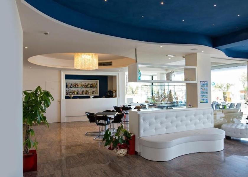 Marche San Benedetto del Tronto Bar (on property)