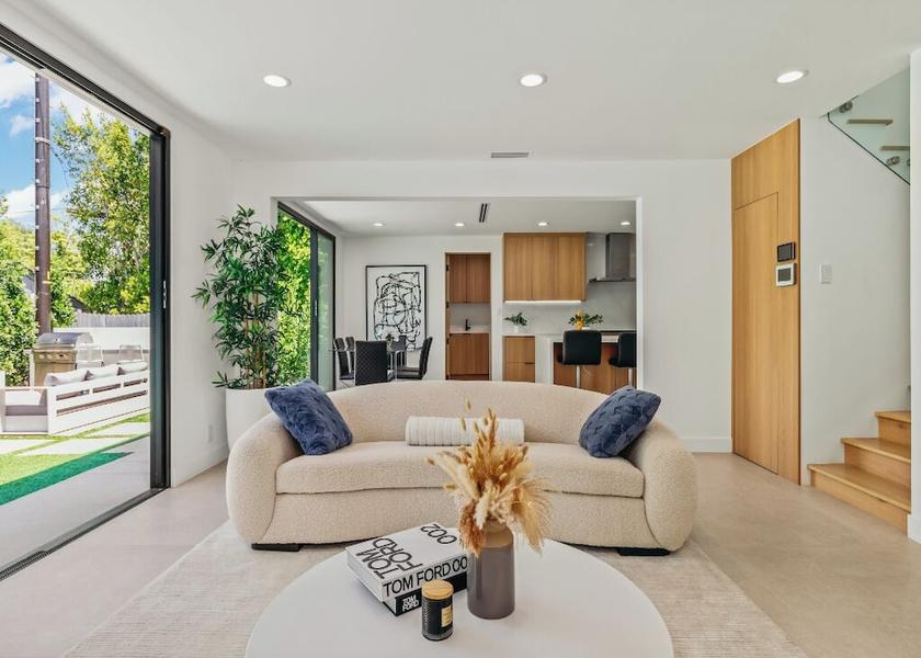 California Encino Living area