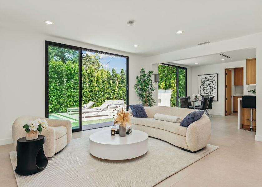 California Encino Living area