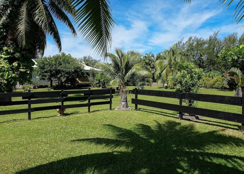 Windward Islands Moorea-Maiao Property grounds