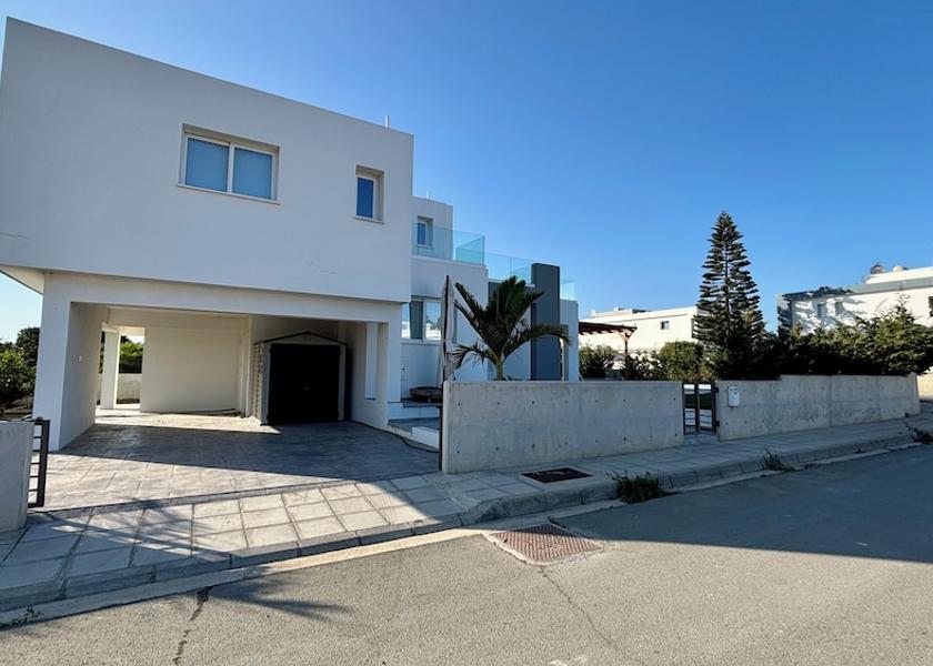 Larnaca Pervolia Front of property