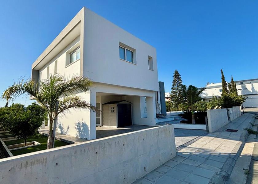 Larnaca Pervolia Front of property