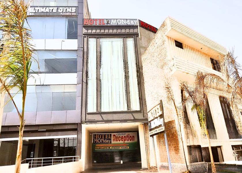 Punjab Khanna Hotel Exterior