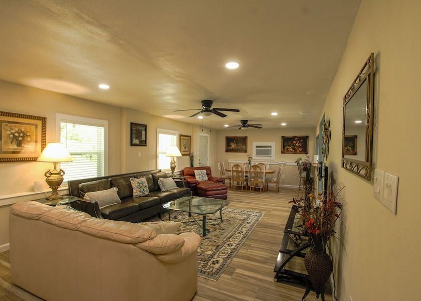 Florida Jasper Living area