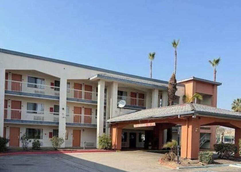 California Bakersfield Front of property