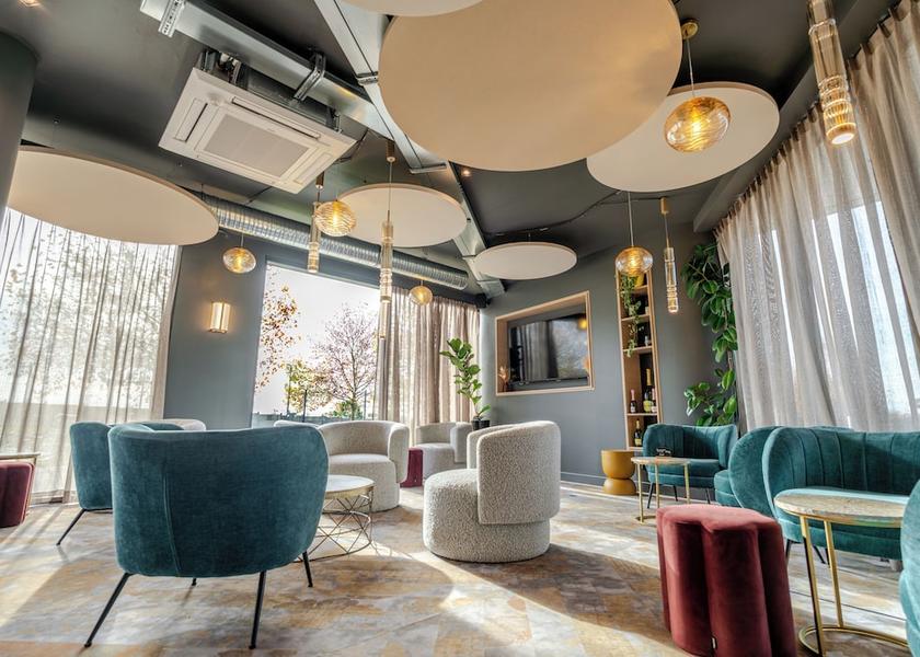 Grand Est Chalons-en-Champagne Bar (on property)