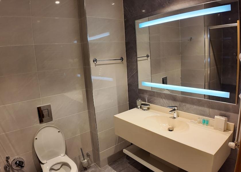  Naftalan Bathroom