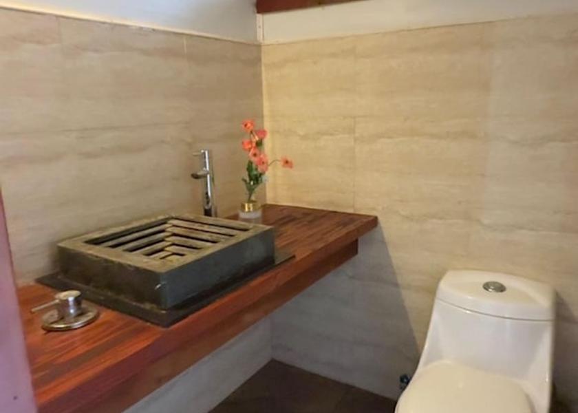 Valparaíso Hanga Roa Bathroom