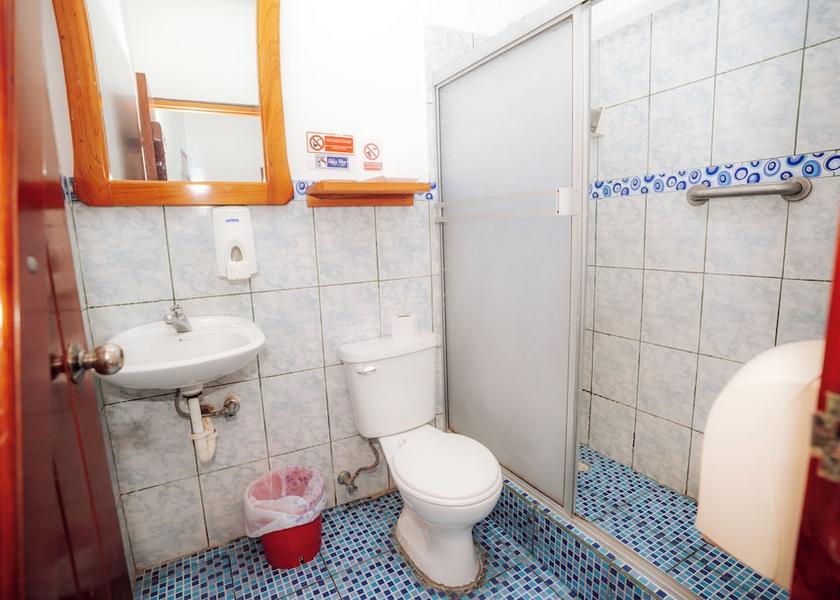 Galápagos Puerto Ayora Bathroom