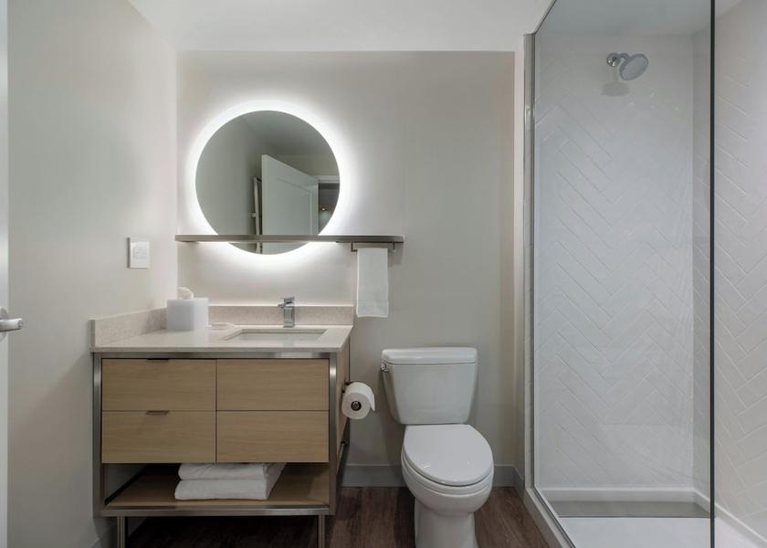 Quebec Dorval Bathroom
