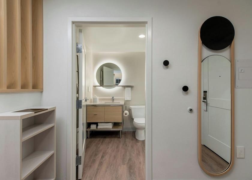 Quebec Dorval Bathroom