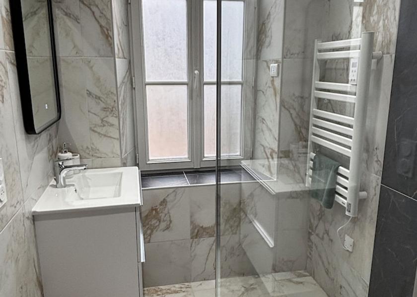 Bourgogne-Franche-Comté Auxerre Bathroom