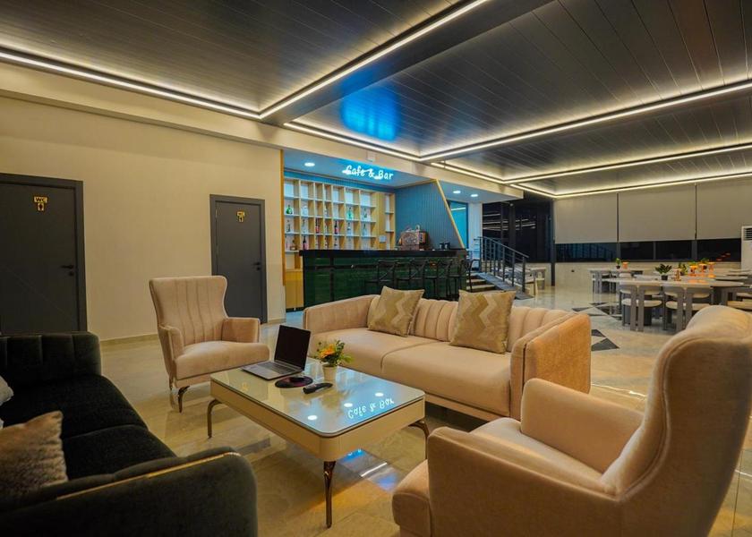  Side Shared lounge/TV area