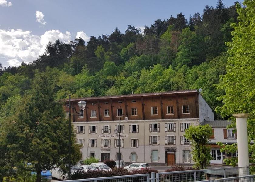 Auvergne-Rhône-Alpes Saint-Nectaire Exterior view