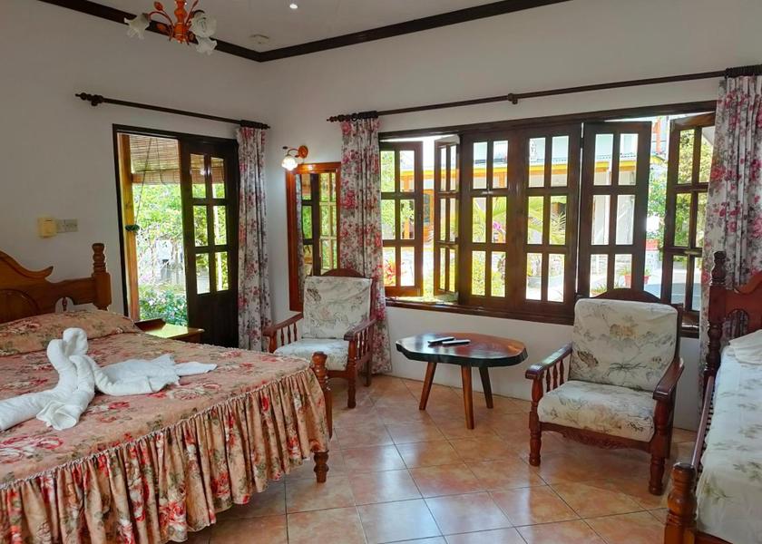  La Digue Public Areas