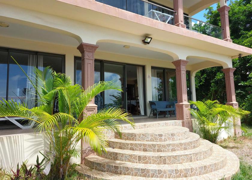  Pointe Aux Piments Hotel Exterior