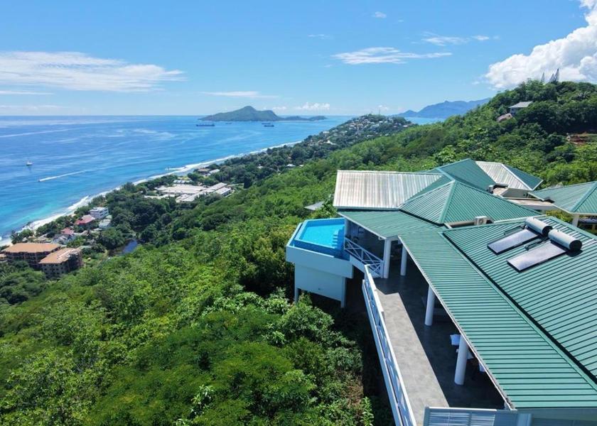  Mahé Island 