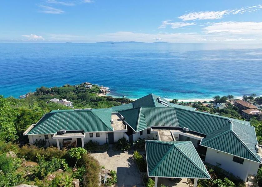  Mahé Island 