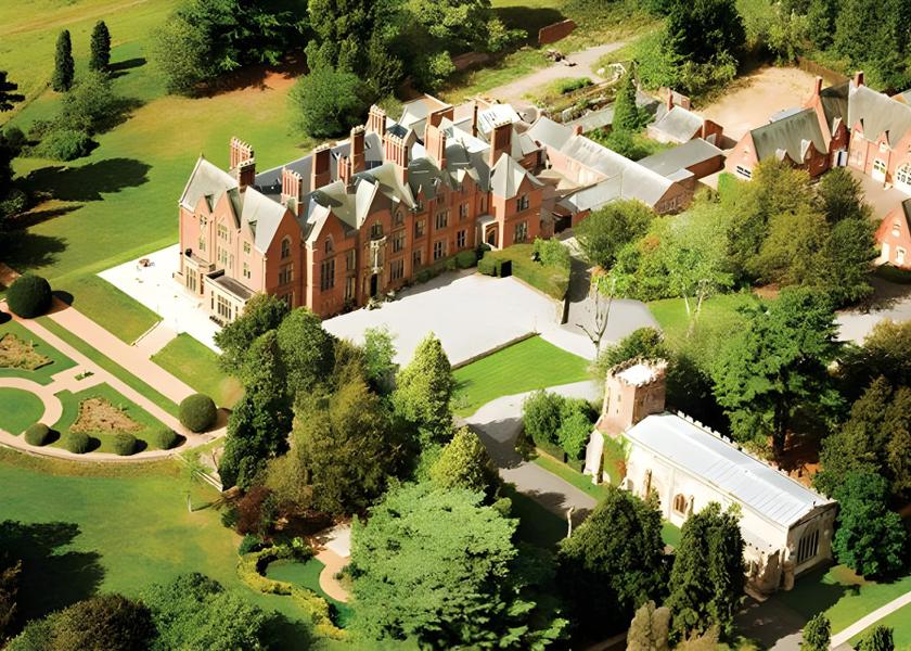 England Warwick Exterior view