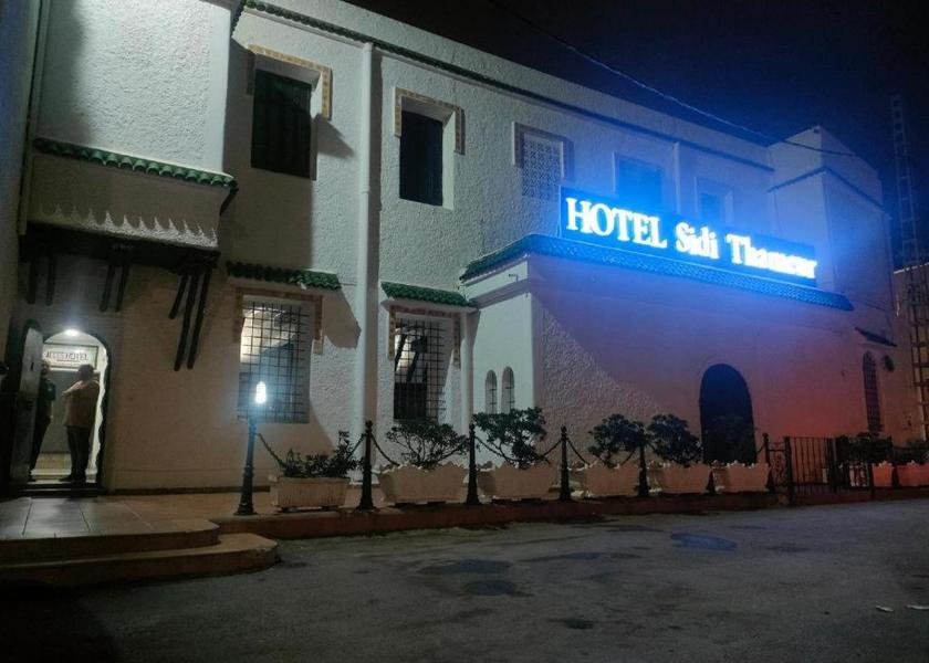  Algiers Hotel Exterior