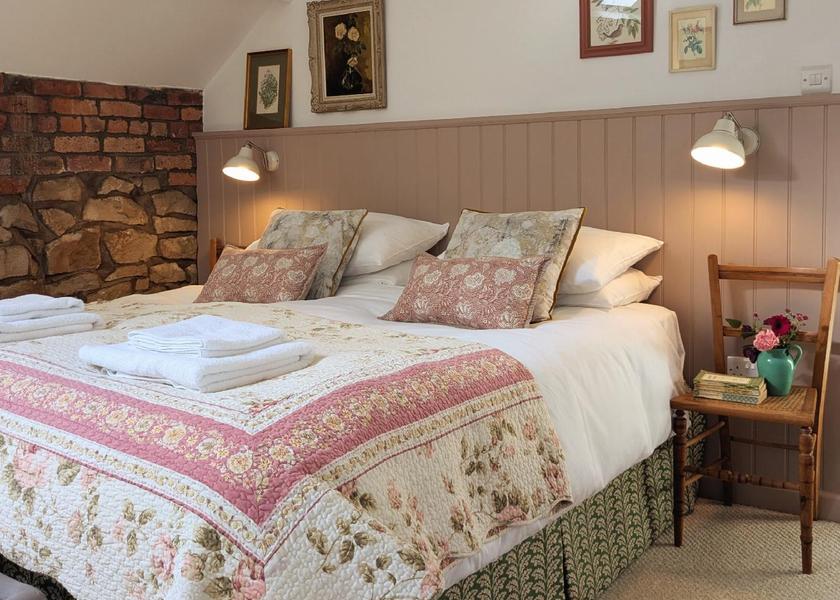Wales Oswestry Cottage-Family-Private Bathroom-Countryside view-Little Underhill