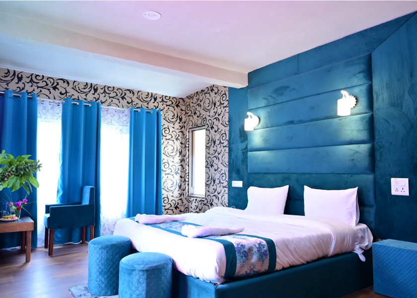 Jammu and Kashmir Gulmarg Presidential Suite with Mountains