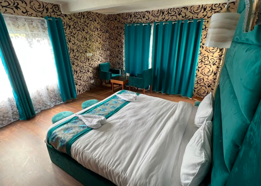 Jammu and Kashmir Gulmarg Presidential Suite with Mountains