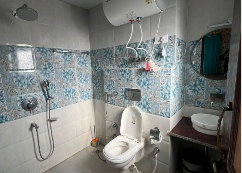 Jammu and Kashmir Gulmarg Presidential Suite with Mountains