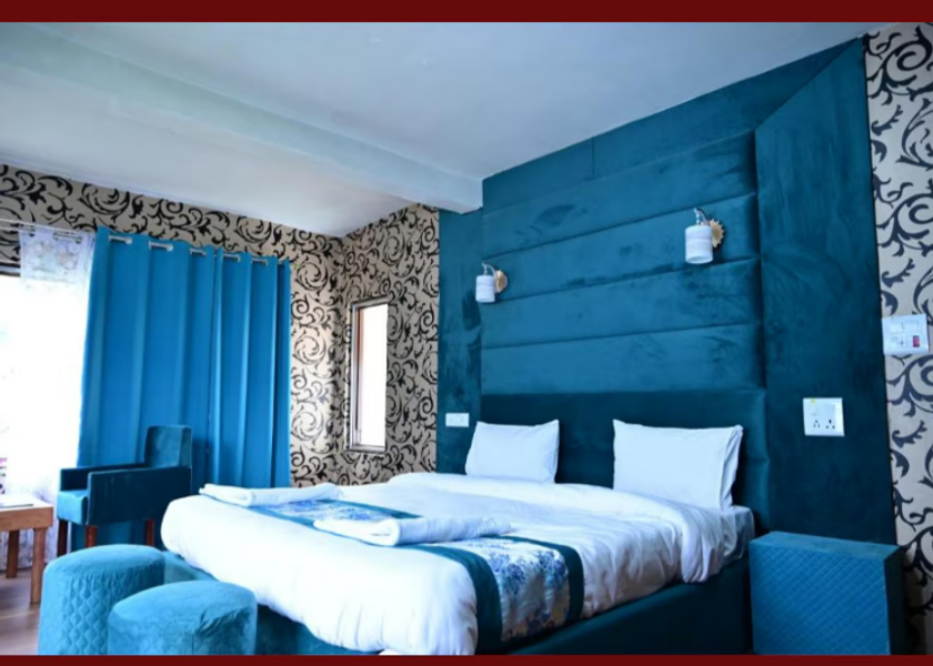 Jammu and Kashmir Gulmarg Presidential Suite with Mountains