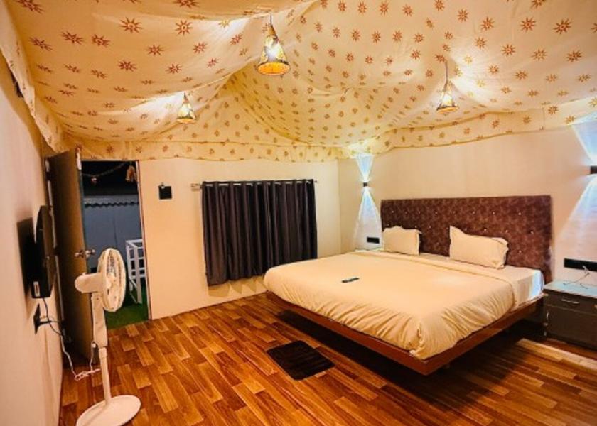 Maharashtra Satara Couple Room