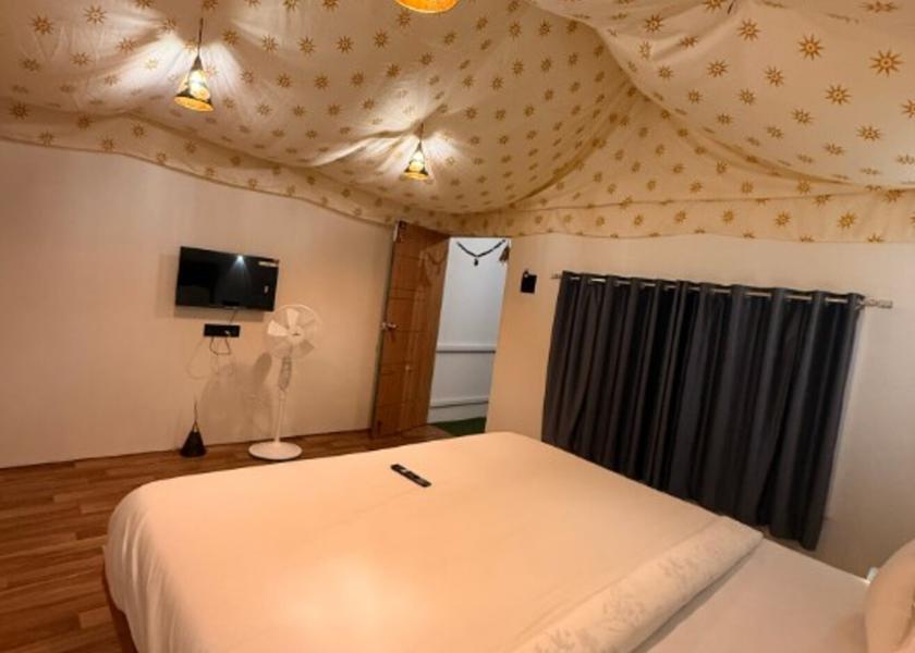 Maharashtra Satara Couple Room