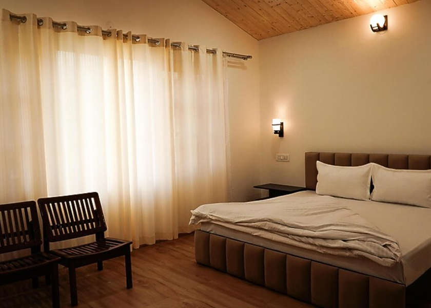 Himachal Pradesh Bir Family Cottage with Mountain View