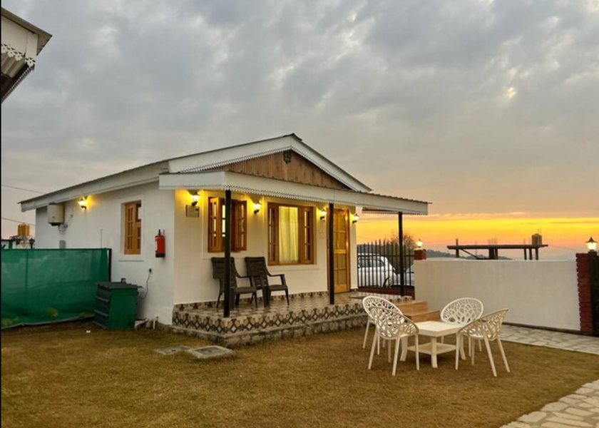Himachal Pradesh Bir Family Cottage with Mountain View