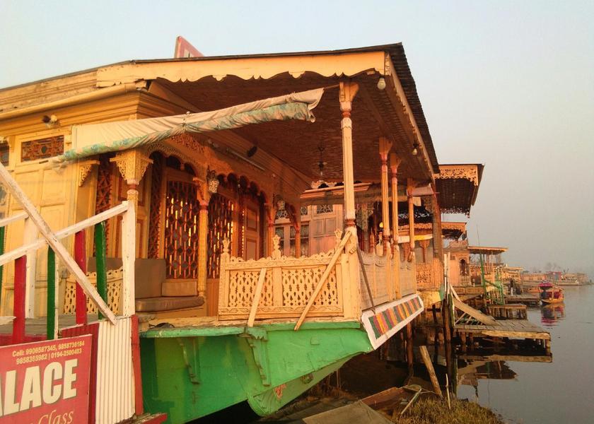 Jammu and Kashmir Srinagar Balcony/terrace