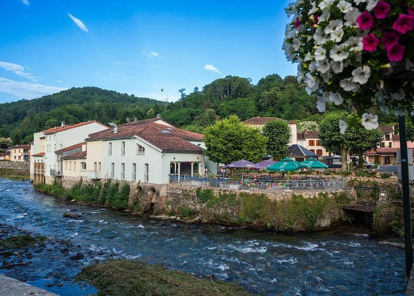 Occitanie Seix Front of property