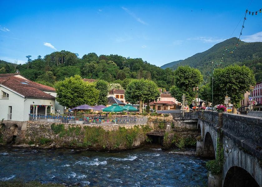 Occitanie Seix Front of property